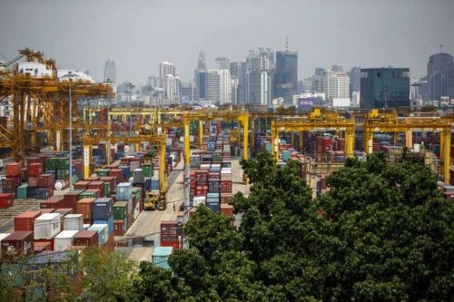 Thailands Juli-Exporte schlagen Prognose, aber Virus droht von Reuters