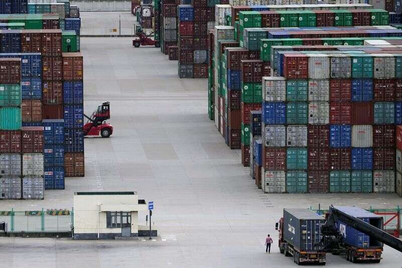China Oct Exporte schlagen Prognosen, bieten Puffer zu verlangsamen Wirtschaft von Reuters