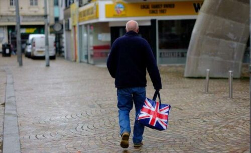 Brytyjczycy detaliści zgłaszają wzmocnienie sprzedaży przed xmas w listopadzie przez Reuters