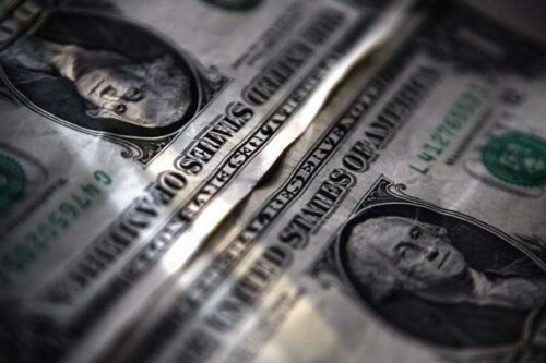 Dolar zyski po Fed Minutes Wskazuje na wędrówki w Europie przez Investing.com